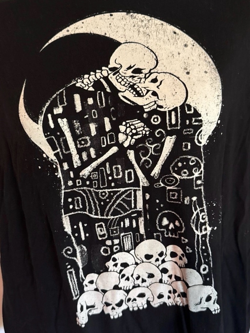 Hot Topic The Kiss Skull Black Graphic Tee - Picture 2 of 4